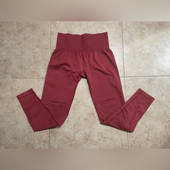 NVGN Carmine Solid Seamless Leggings Size Large Women’s LIKE NEW WORN TO TRY ON - Picture 3 of 4